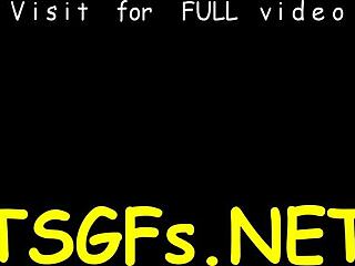 Fickó tolja a farkát a shemale seggébe