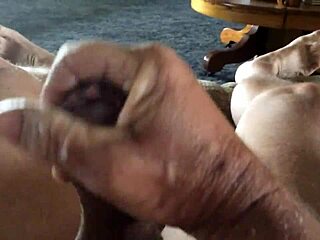 Замедленная съемка гей-дедушка дрочит себе соло мастурбация кончает любители