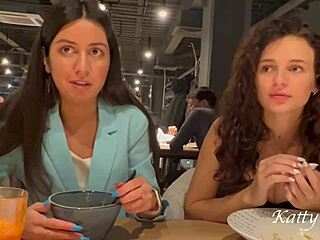 Dve bezostyšné tínedžerky ukazujú bez nohavičiek na obede v nákupnom centre