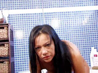 لارا تينيلي تخلع ملابسها ببطء تحت الدش ونهودها الكبيرة ترتد