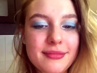 18+丰满少女在摄像头前自慰