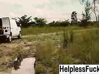 无助女孩 Michelle Martinez 承受粗暴口交和硬核操