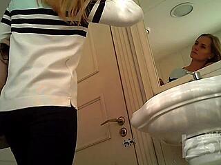 달콤한 보지와 핑크빛 항문, 몰카 렌즈에 잡히다! 😈