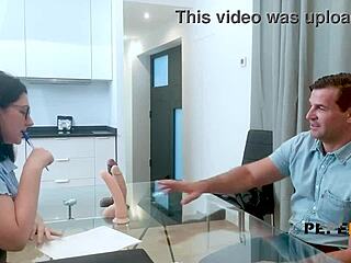 รู้สึกเหมือนเลขานุการซนๆ จัดหนักกับผู้สมัครในสัมภาษณ์สกปรก