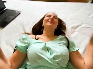 J'ai surpris ma cousine par alliance en moment intime