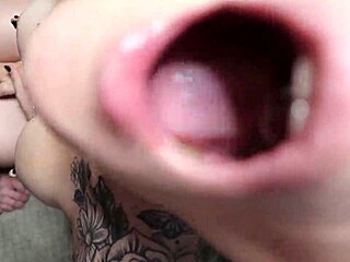 바람피우는 아내가 배달 기사의 두꺼운 자지를 몰래 빨아