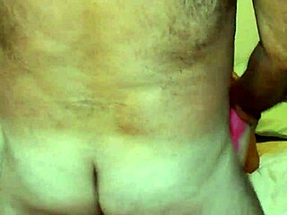 老婆骚逼对着鸡巴放屁