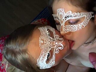 أخت زوجة شابة وصديقتها يجربوا ثلاثي مع صديق في أول مرة بولي