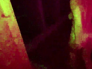 Hei, tsekkaa tämä kuuma puuma, joka porataan joka reikään saunassa! 😈