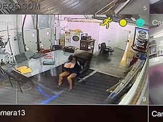 milf นมใหญ่โดนจับเสียวตัวเองที่ทำงาน