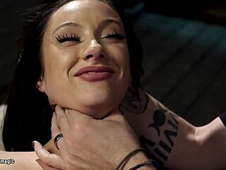 Tynd slave bundet stramt på bænken til kinky smerte