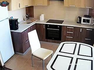 Hej, chceš vidieť túto prsatú krásku drhnúť kuchyňu?