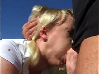 צעירה בת 18 עם צמות מקבלת אנאלי מחותן בנקודת מבט אישית