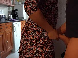 Жена с большой попой получает кремпай от любовника, пока муж-рогоносец смотрит! 😱