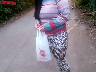 لقاء محفوف بالمخاطر مع فتاة مذهلة من مستعمرة هامشية