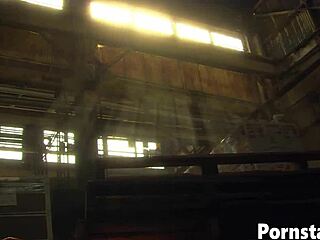 טניה דייוויס הסקסית נדפקת חזק במחסן