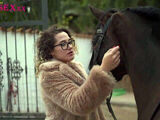 Chica joven 18+ follada duro por su empleado astuto al aire libre