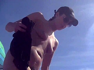 مغامرة الشاطئ العاري تتكشف وهيلينا الزوجة المعرضة تغري الرجال العجوزين والمتفرجين في العلن الجزء 1