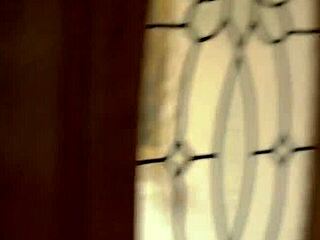 Mačeha Penny Barber kaznuje pastorka s tesnim oprijemom mučke