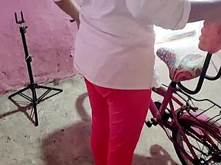 Fille de village surprise par amis pendant sexe à vélo en extérieur