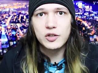 Emo guy shares dinner with Felipe Neto in high definition.