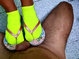 Mec, je masse l'amie salope de ma copine avant de baiser ses pieds et sa chatte !