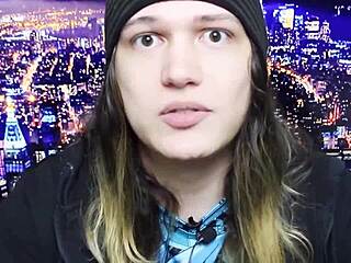 Emo guy shares dinner with Felipe Neto in high definition.