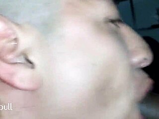 Mamando intenso la polla gorda de negro hasta el fondo