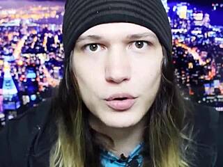 Emo guy shares dinner with Felipe Neto in high definition.