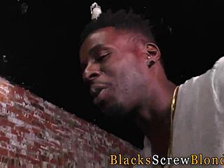 丝袜骚货黑人大屌轮奸巨乳狂晃硬核黑白大战