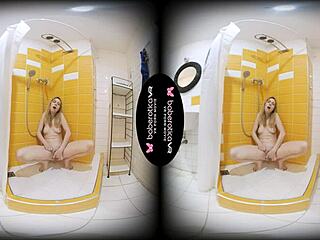 Isabel Stern si infila dita in figa in bagno VR