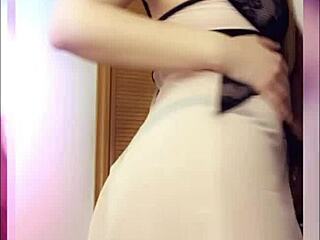 Probando lencería sexy y mostrando tetas naturales
