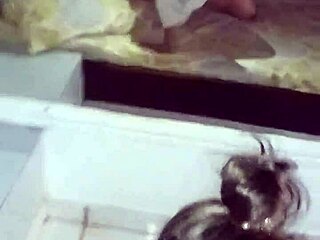 饥渴辣妹脸上被射精吞下所有精液