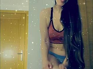 Probando lencería sexy y mostrando tetas naturales