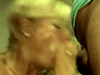 忍不住炫耀我火辣的金发德国熟女身材！