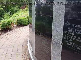 MILF în aer liber își ia pizda rasă futută tare de un amator