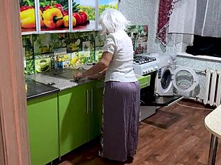 Wow! Öreg segg kemény anál döngölést kap!