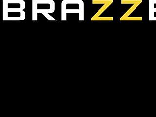 Почему Эшли Лейн так круто сосет на публике?