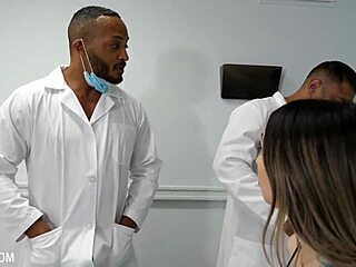 الدكتور درافن نافارو وديليون دياز ينيكان المريضة كار ديور في مستشفى بيفاك