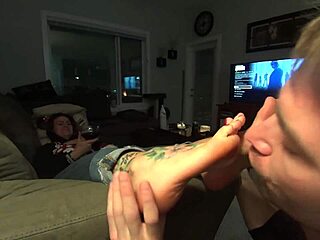 Gwen gets her sweaty soles licked by a passionate guy in hd