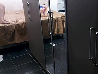 PillÉ a una chica joven con un vibrador y tuvimos sexo arriesgado