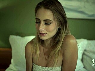 Plavuša Kyler Quinn se saginje za pušenje kurca i jahanje kaubojski!