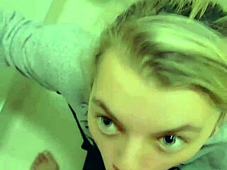 Me sentí mucho mejor cuando la joven enfermera 18+ en el hospital me chupó la polla después de ayudarme a mear