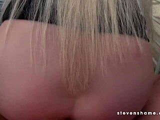 금발 셀리나 데이비스 공중화장실 쓰리썸 3P