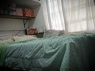 嘿我手机藏性感阿姨房偷拍她大屁股😏