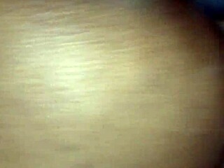 Η γυναίκα με πεγκάρει με homemade dildo