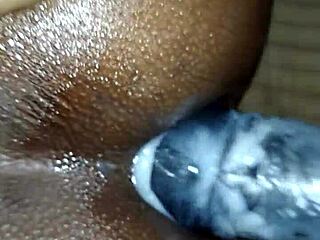 Η γυναίκα με πεγκάρει με homemade dildo