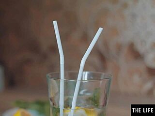 Se denne søte rødhårede pirre brystvortene og klitten med isbiter til hun kommer?