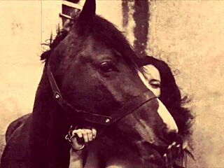 Vintage-Tabu-Muschi wird outdoor doggystyle in haariger Szene gevögelt