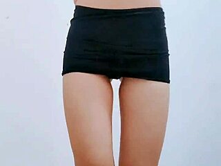 Damn, deze Chinese dansbabe in sexy rugloze outfit maakt me gek met haar hete moves... kan niet stoppen met kijken!